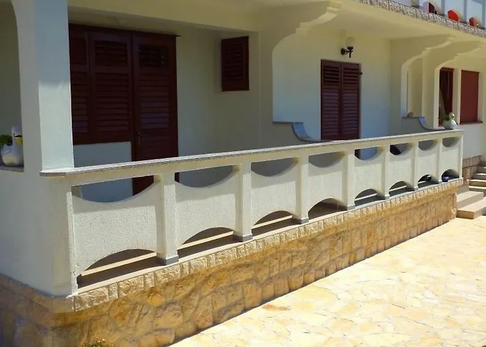 Apartamento In Kampor Mit Privatparkplatz By Interhome