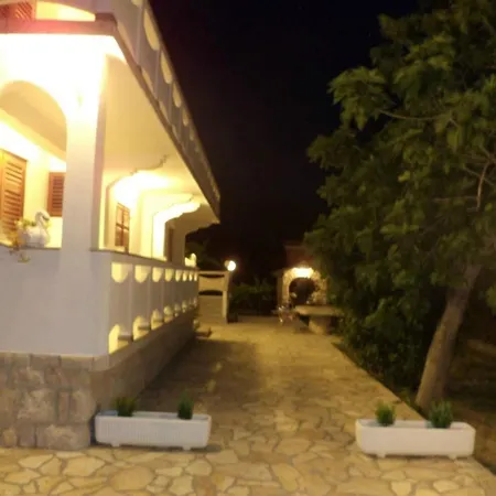 In Kampor Mit Privatparkplatz By Interhome Apartament Rab Town