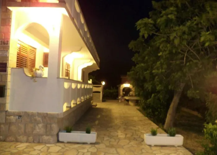 In Kampor Mit Privatparkplatz By Interhome Appartamento Rab Town